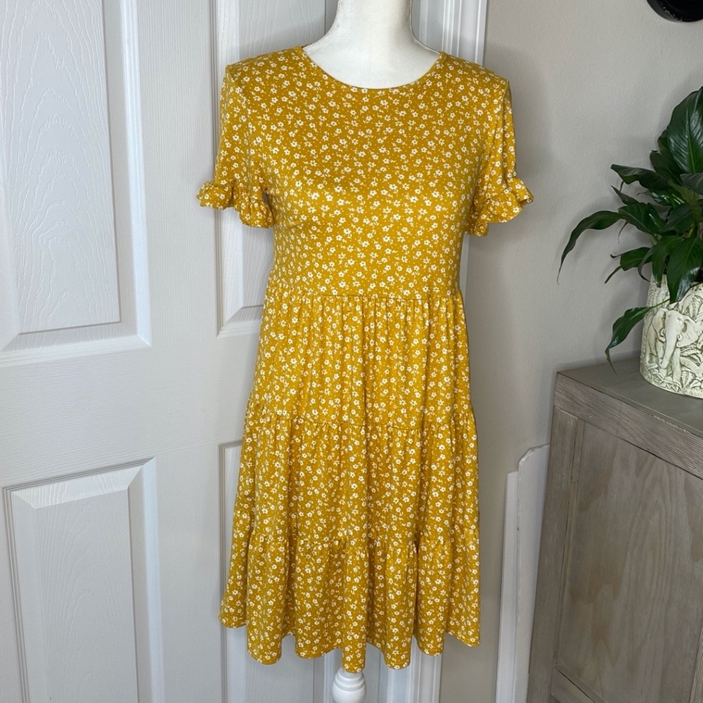 Vibe Amber/White Floral Tiered Ruffle Sleeves Soft Knee Length Ruffle Sleeve M
